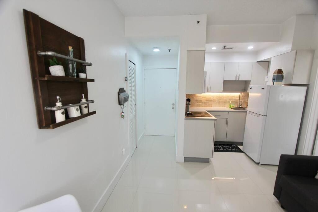 Sobe Stylish 1/1. A Block From The Apartamento